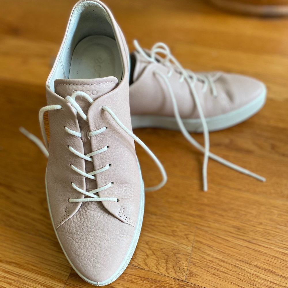 Comfortable light pink sneaker